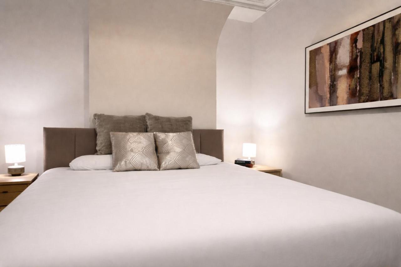 3 Bed House Near Liverpool Parking Sleeps 5 - Chambres d’hôtes Litherland