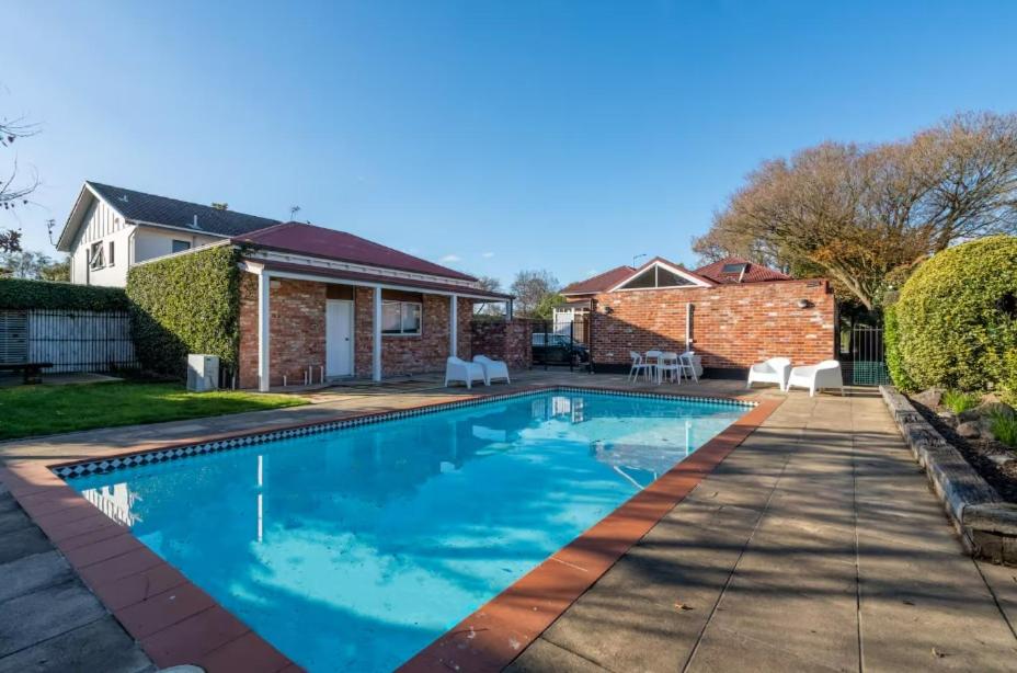 Beautiful villa near CBD with pool - Bed and Breakfast Christchurch