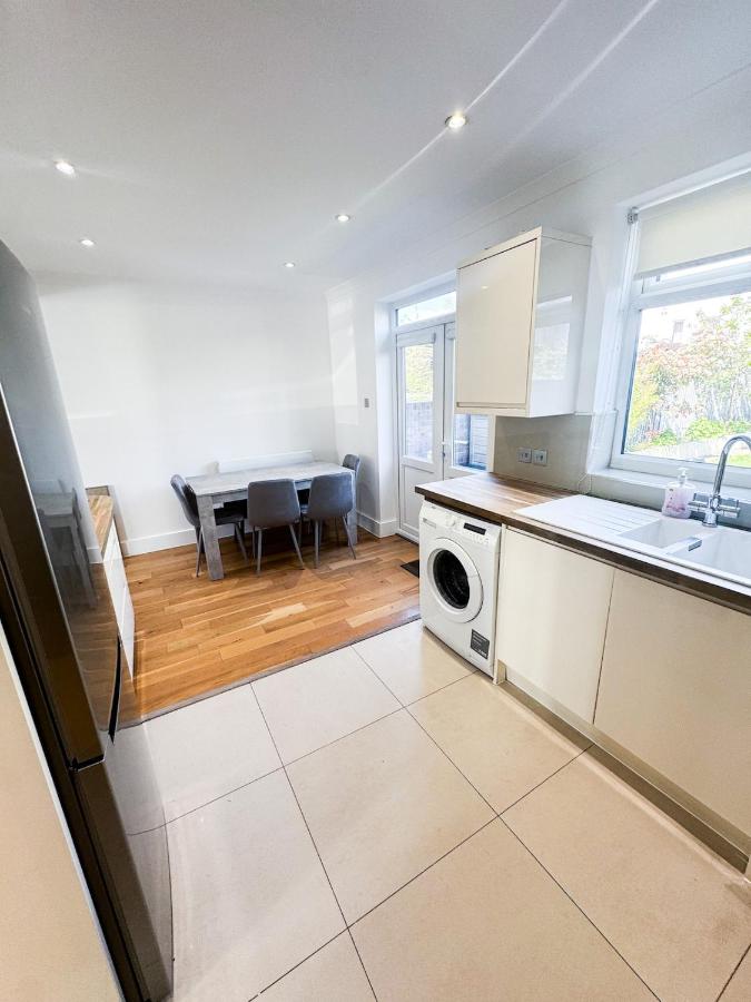 Family 3BR Home with Parking & Garden Sleeps 6 - Chambres d'hôtes Hither Green