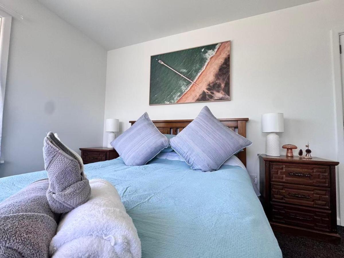 Modern 2BR Home - 1 King & 3 Singles - Near City Centre - B&B Christchurch