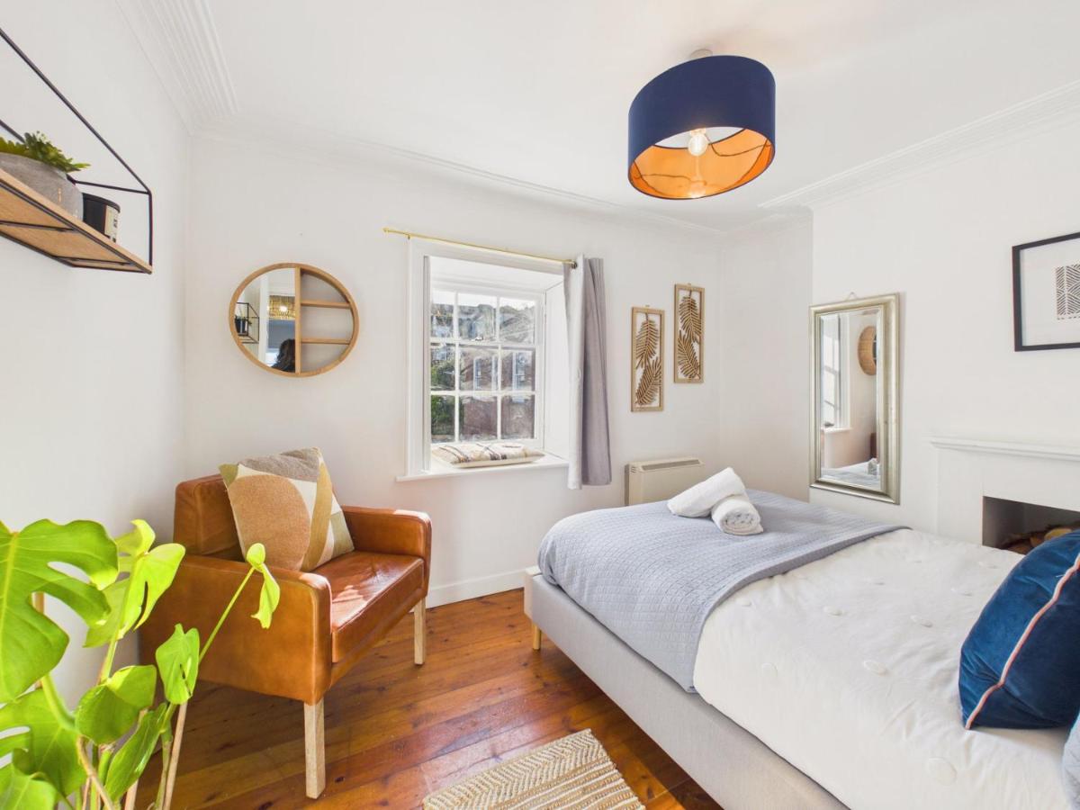Central Falmouth | 2-Bedroom Apartment | 1 Bank Place | Free Parking | Town Centre | - Chambres d'hôtes Falmouth
