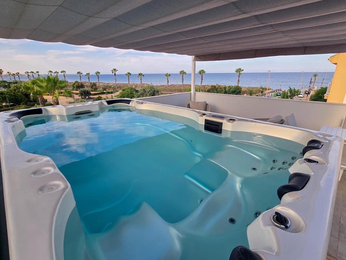 Villa Antonio, Private Jacuzzi, Holiday, 3 BR, 100m to the Beach - Chambres d'hôtes El Mojón