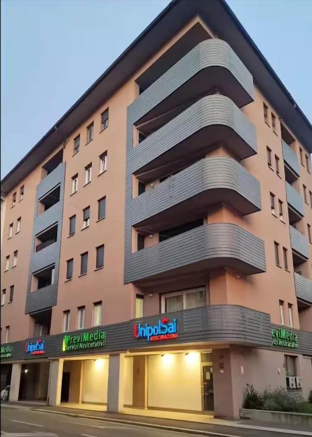 VARESE PRIME - Air Conditioning, 2 parking, 2 baths, City Centre, 200mt Villa Esengrini Montalbano, NO Keybox - Chambres d'hôtes Varèse