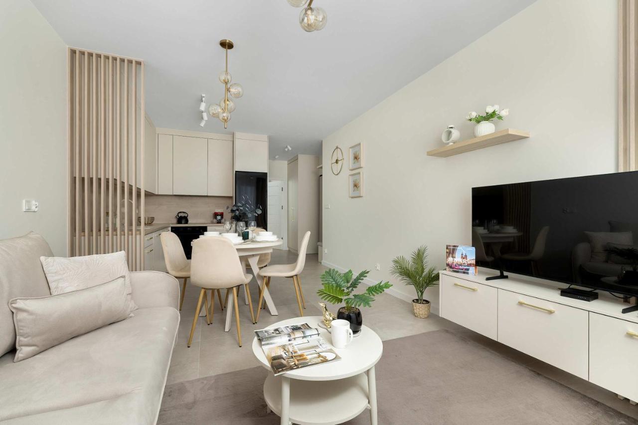 Air-Conditioned Apartment with Parking and Balcony by Noclegi Renters - B&B Krakow
