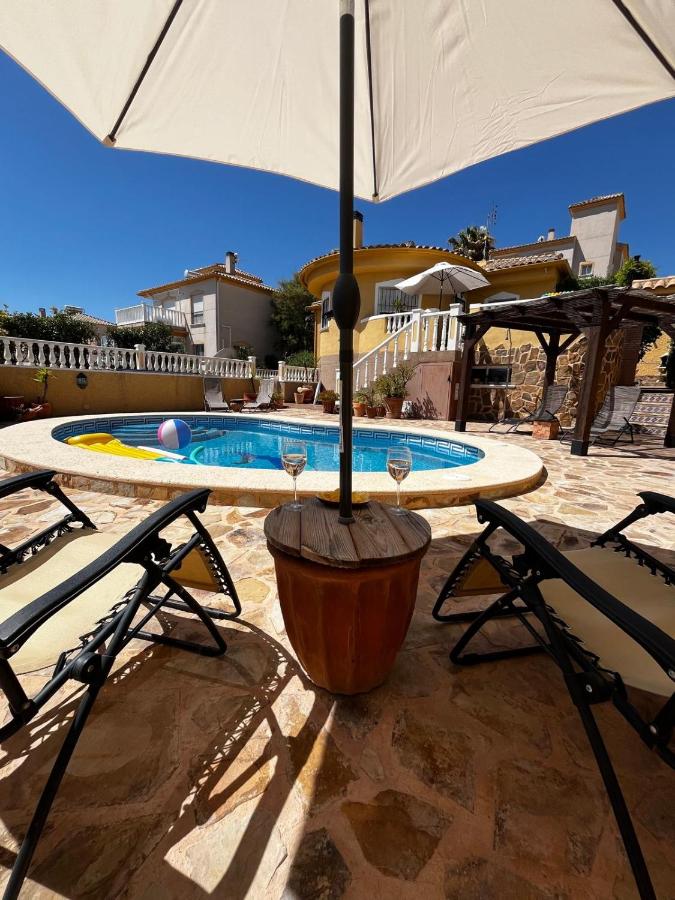 Private family villa with swimming pool and gym near Alicante - Chambres d'hôtes Castalla