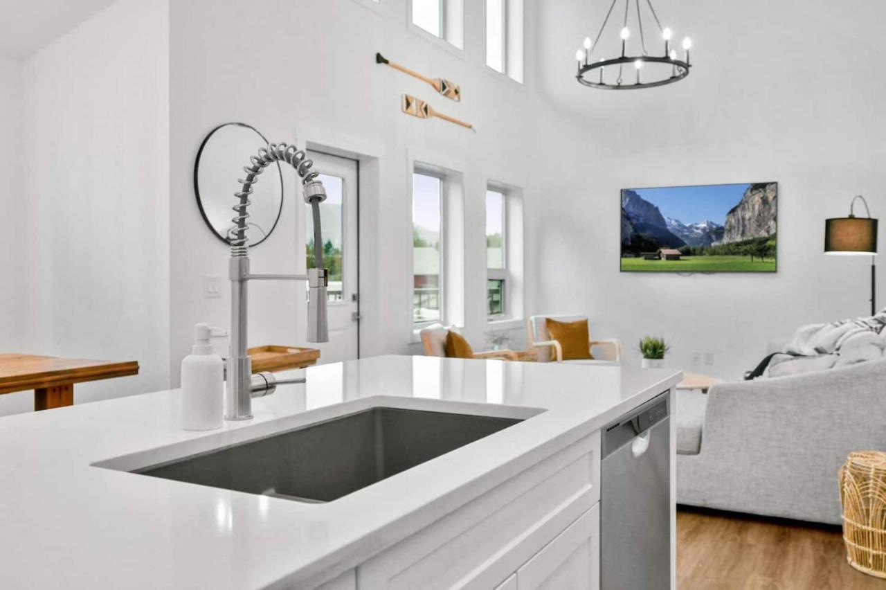 Hideaways Mins to Lake King Bed Dbl Garage AC - Ferienwohnung Invermere