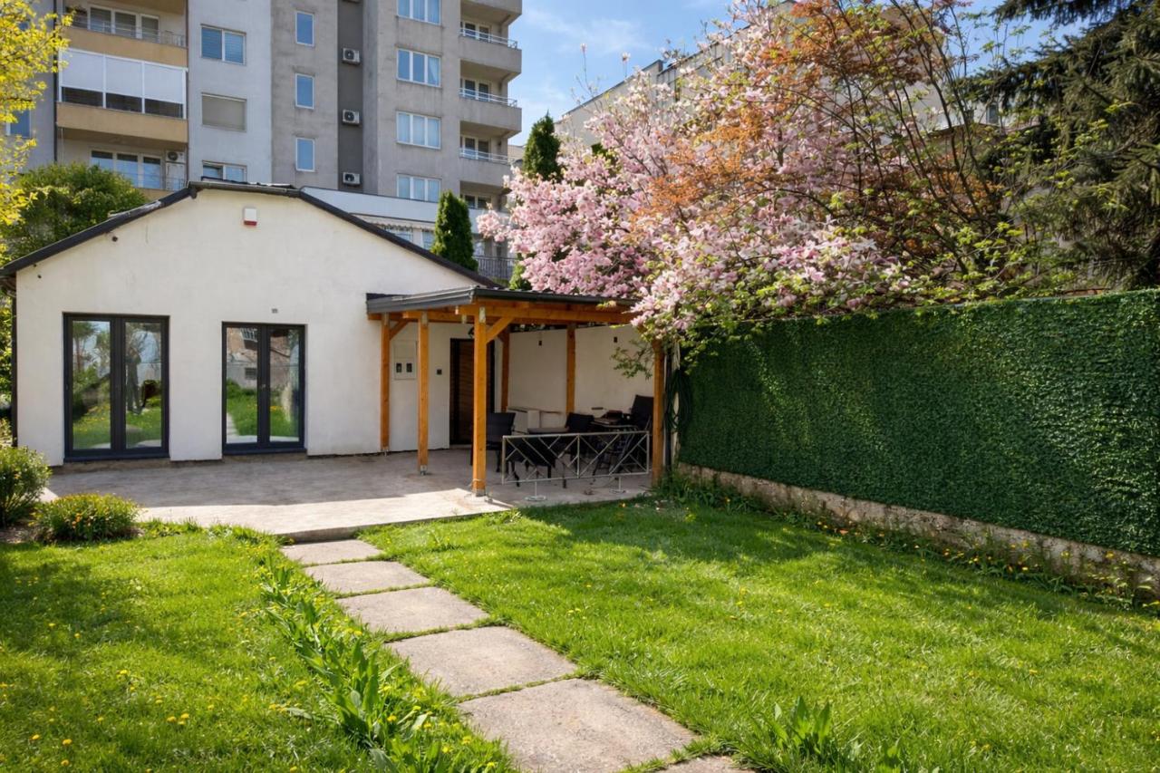 Modern Apartment with Private Garden - Walk Everywhere - Parking avaiaable - Chambres d’hôtes Sarajevo