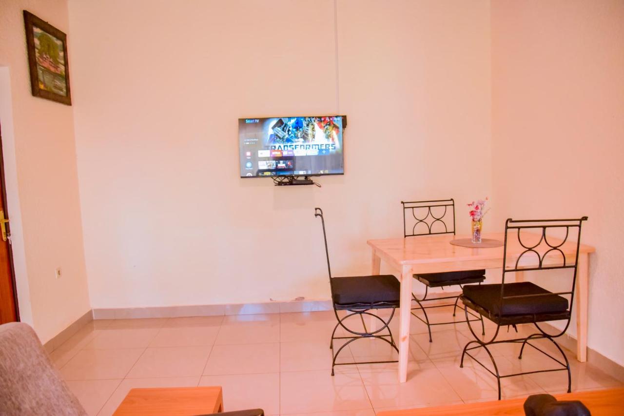 Stay and Dine, 2Bedroom Home at Mama Pizzalo - B&B Kigali