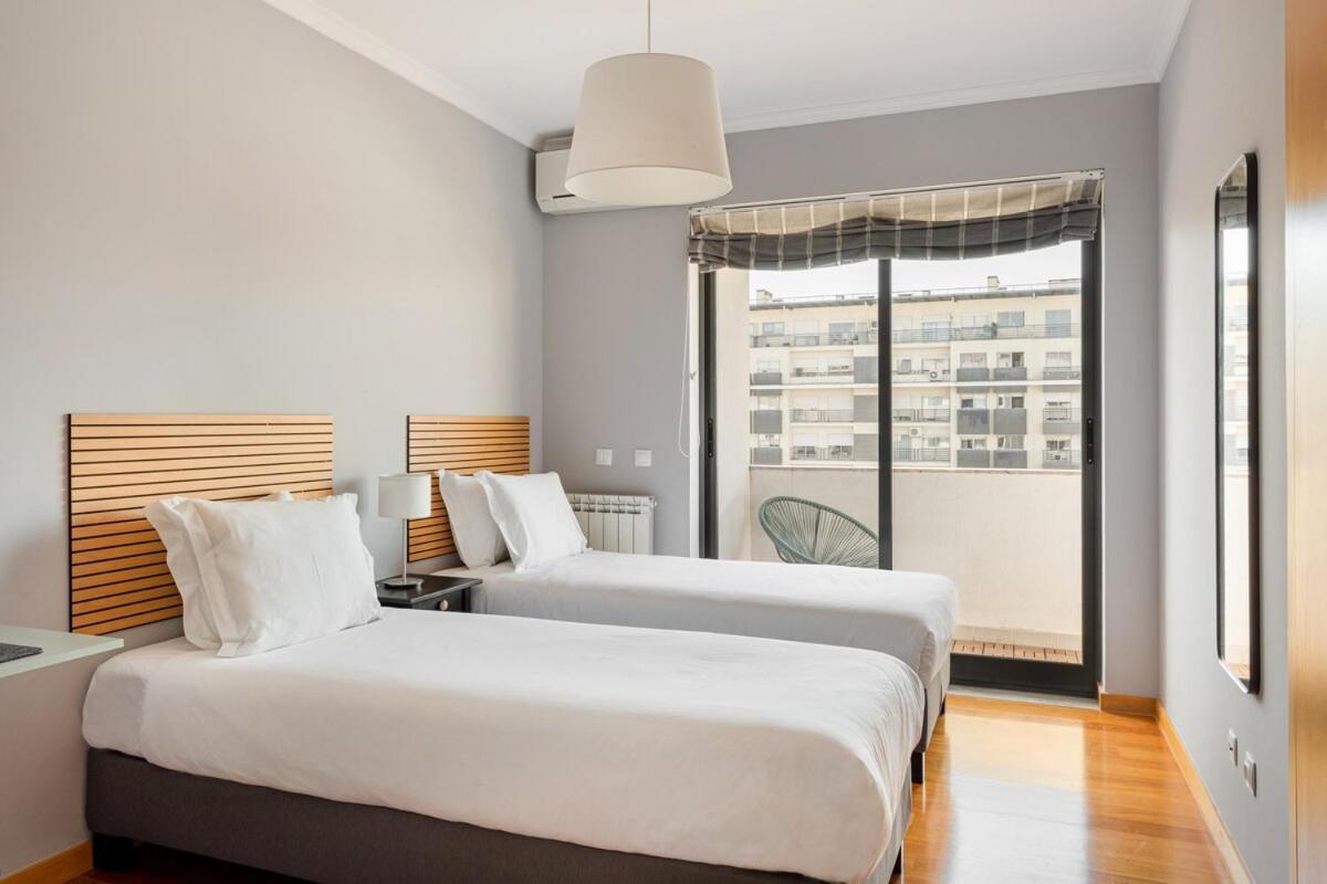 Elegant Flat in Benfica - 10 min to City Center - B&B Lisbona