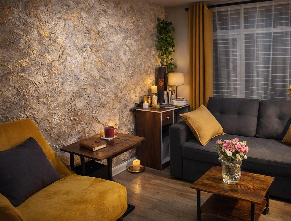 Luxury Smart 1-Bedroom Residence, Windsor,Slough, Sleeps 4, Garden, Parking - Chambres d'hôtes Slough