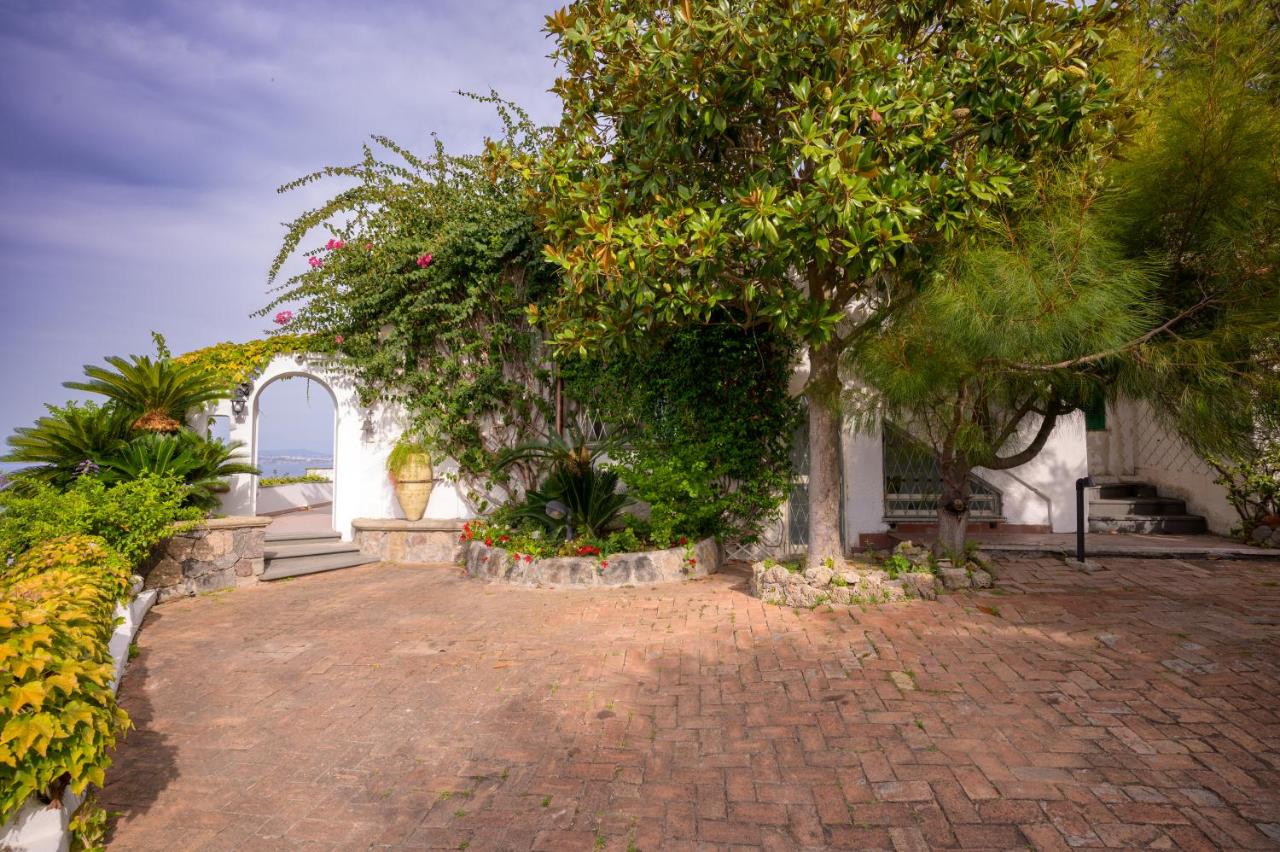 Villa la Prua Un Terrazzo sul Mare con Piscina e Charme Storico - Chambres d'hôtes Casamicciola Terme