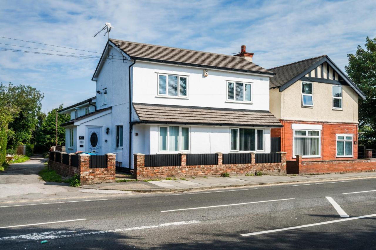 3-Bedroom Apartment 2-Bathrooms 2-Off Street Parking Spaces - Chambres d'hôtes Ellesmere Port Town