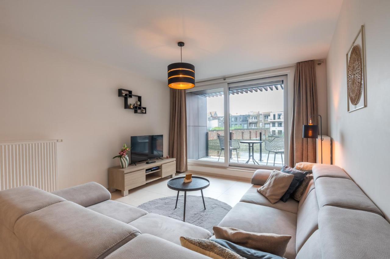 Cozy Coastal Stay in Oostende 2BR, Terrace & Garage - Chambres d'hôtes Ostende