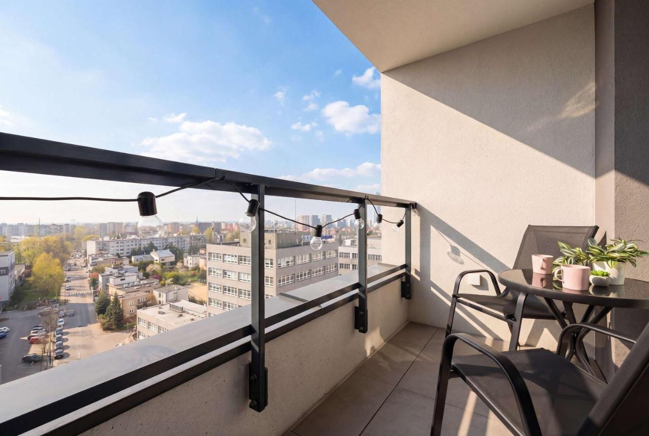 Nowoczesny Apartament z Balkonem i Parkingiem w Garażu Podziemnym blisko Spodka by Noclegi Renters - Chambres d'hôtes Katowice