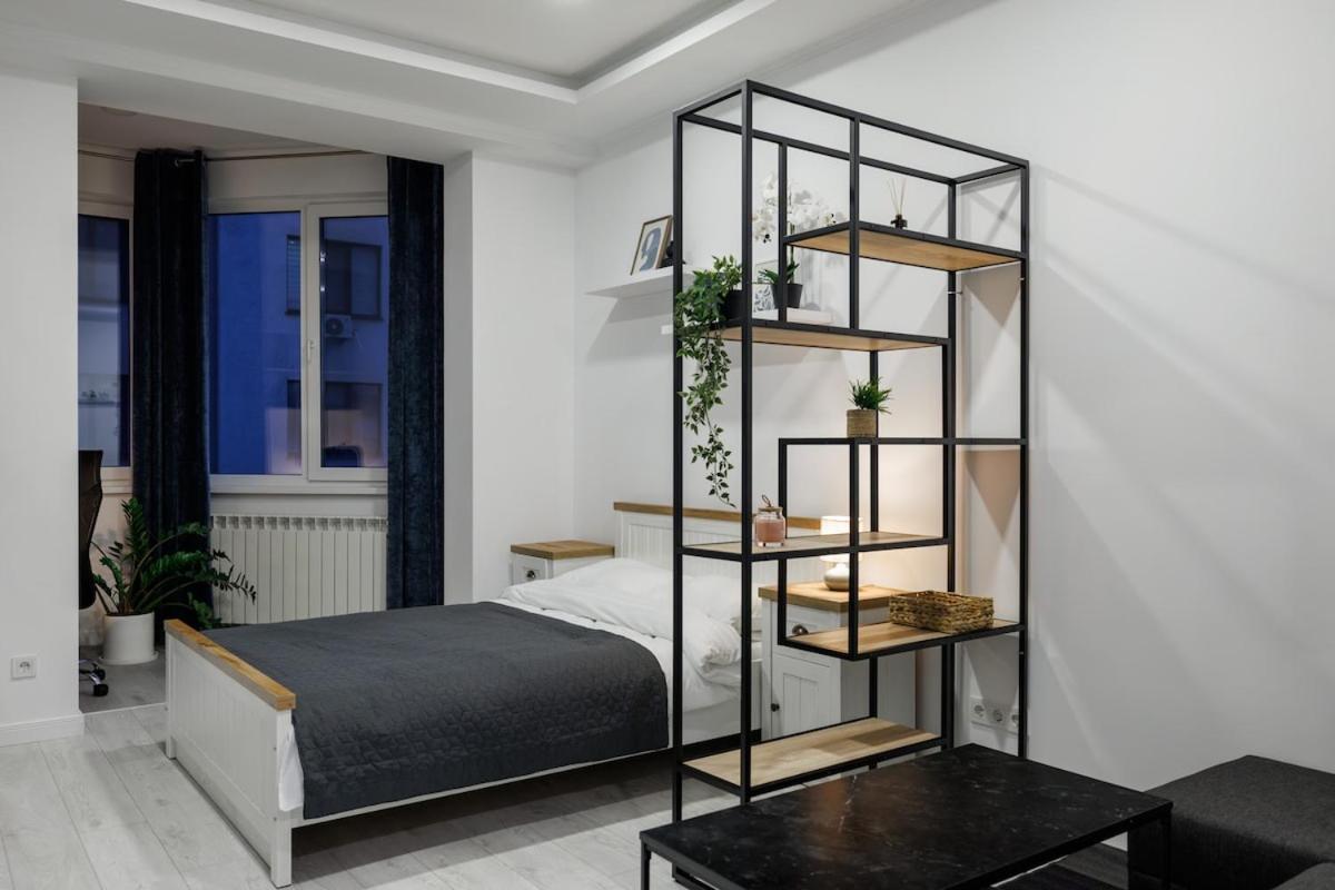 Bright Studio with Workspace - Ferienwohnung Chişinău