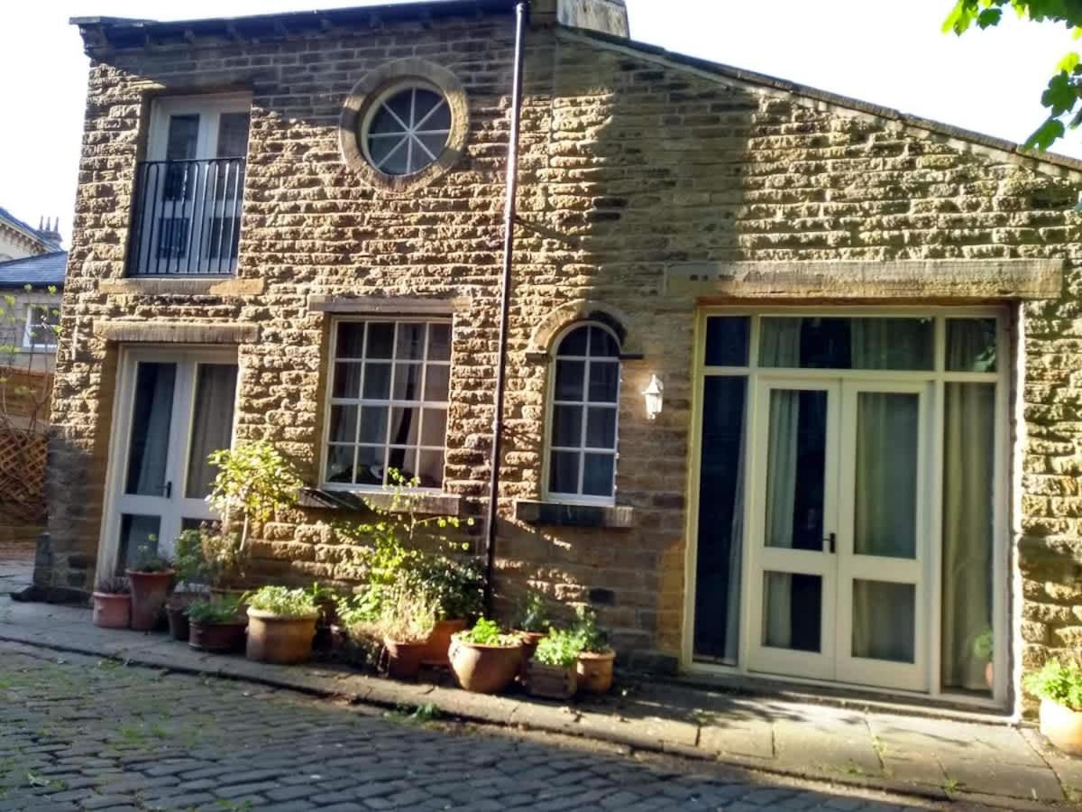 Edgerton cottage, large 1-bed detached coach house in town, Spacious rustic charm - B&B Lindley