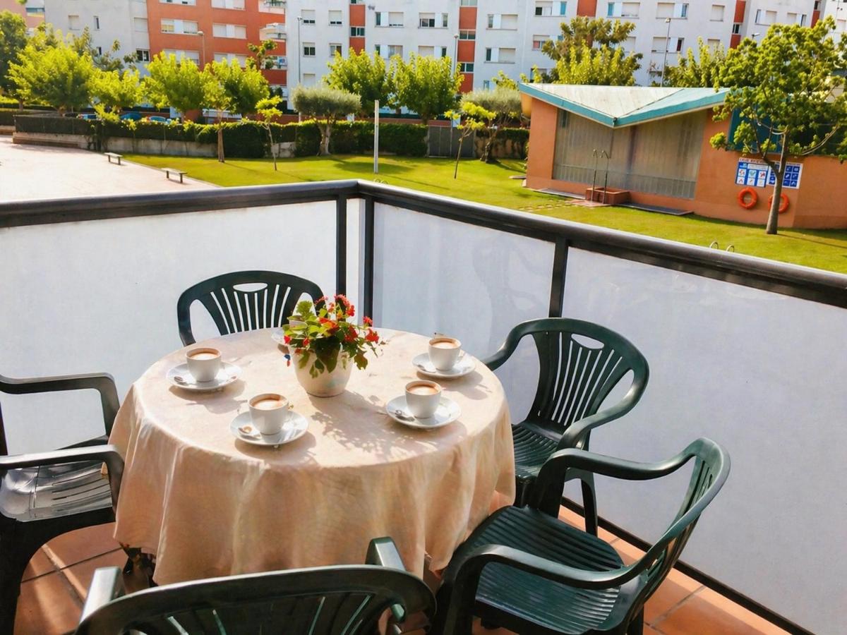 Apartamento Santa Cristina & Bright 2BR with Balcony, Pool & Garden View- Fenals - Ferienwohnung Lloret de Mar