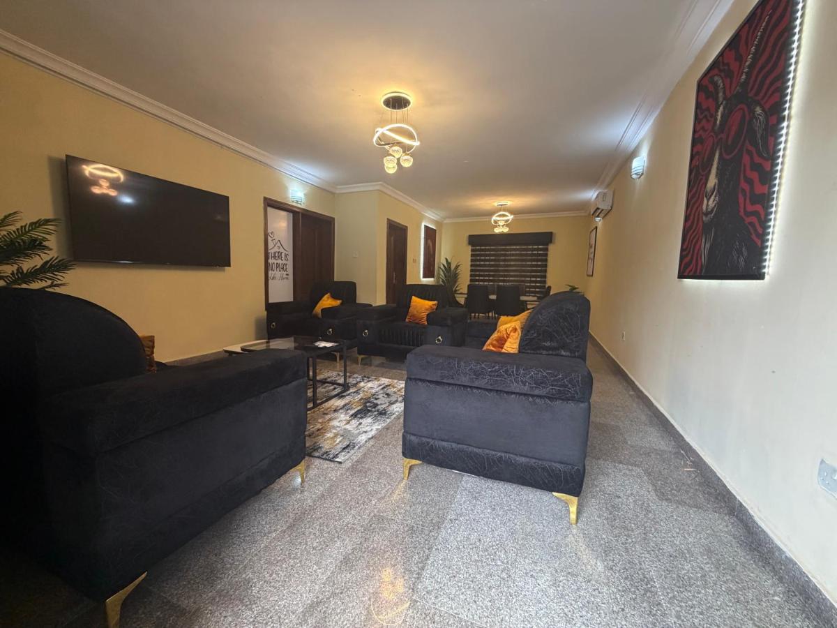 Max Heron, Gorgeous 2 Bedroom - Bed and Breakfast Ikeja