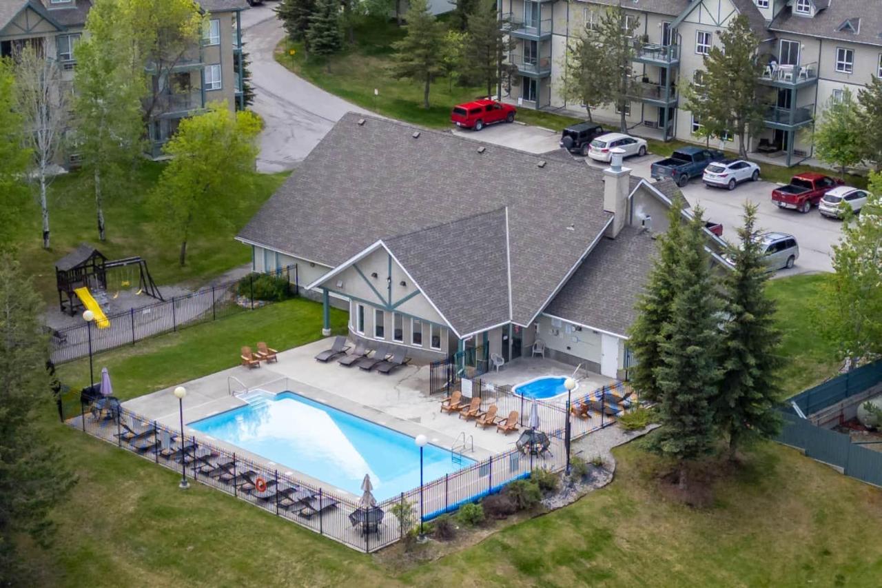Top Floor with Loft | Pool | Mountain Views (NEW LISTING!) - B&B Radium Hot Springs