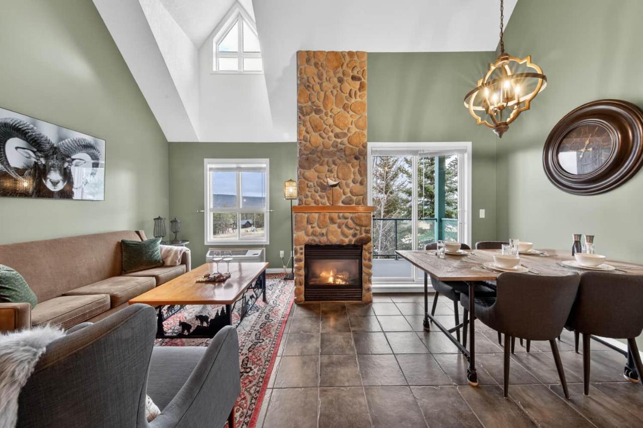 Top Floor with Loft | Pool | Mountain Views (NEW LISTING!) - B&B Radium Hot Springs