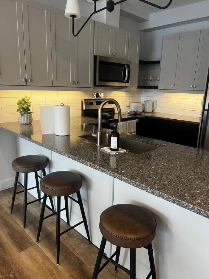 New The Carlyle 208 4BR Beachside Condo in Grand Bend - Chambres d'hôtes Grand Bend