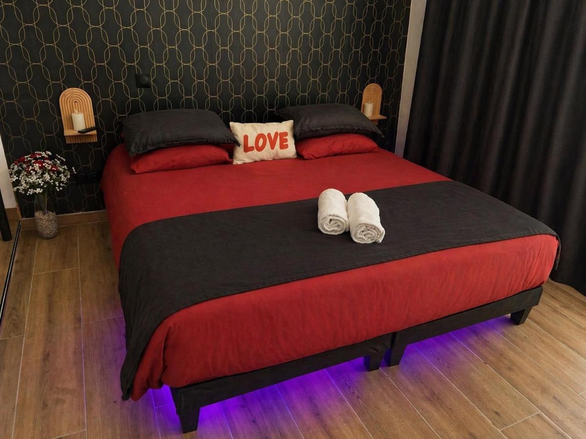Love Room - Balnéo 4 places - King Size - Jardin privatif - Tarif dégressif plus de 1 nuit - Bed and Breakfast Aubagne