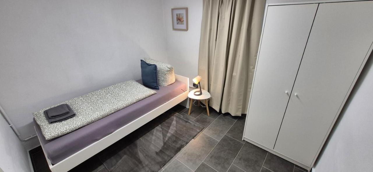 Five Rooms Apartment - 5 x Einzelzimmer - TV - WIFI - Free Parking - B&B Braunschweig