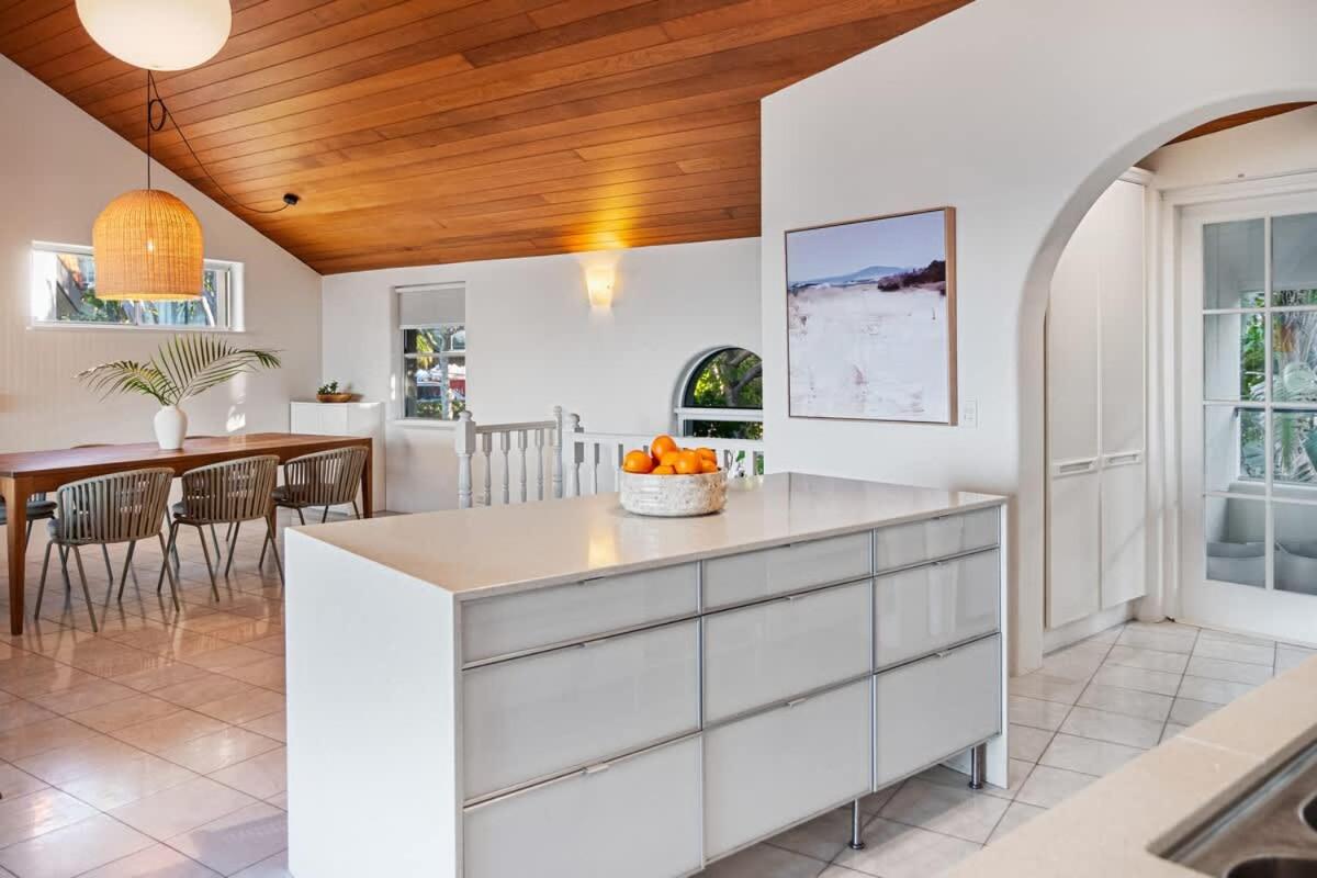 Charming Mediterranean Villa Ocean Views & Pool - B&B Sunshine Beach