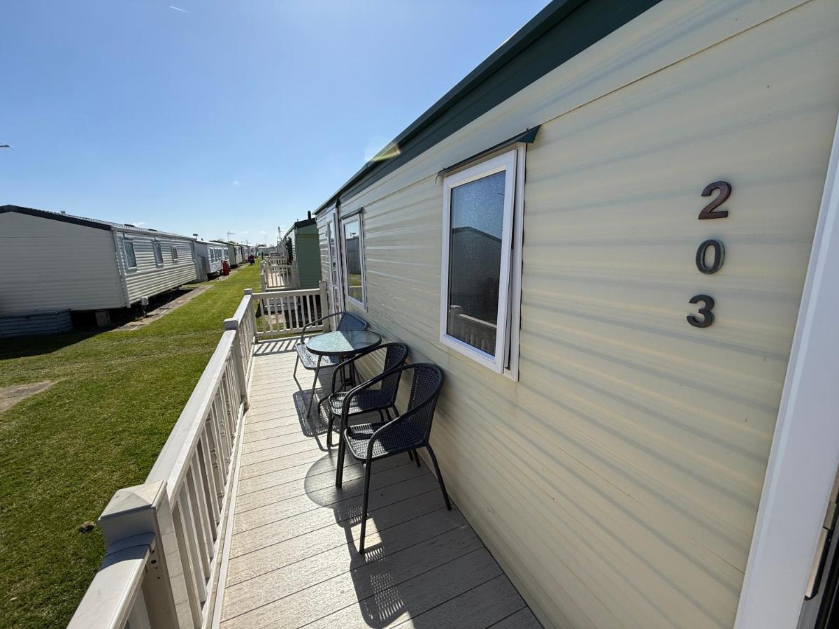 Seaview 203 - Ingoldmells, pet friendly, WiFi, bed linen and close Fantasy Island - Meadow Lakes Caravan & Lodge Hire - Chambres d'hôtes Ingoldmells