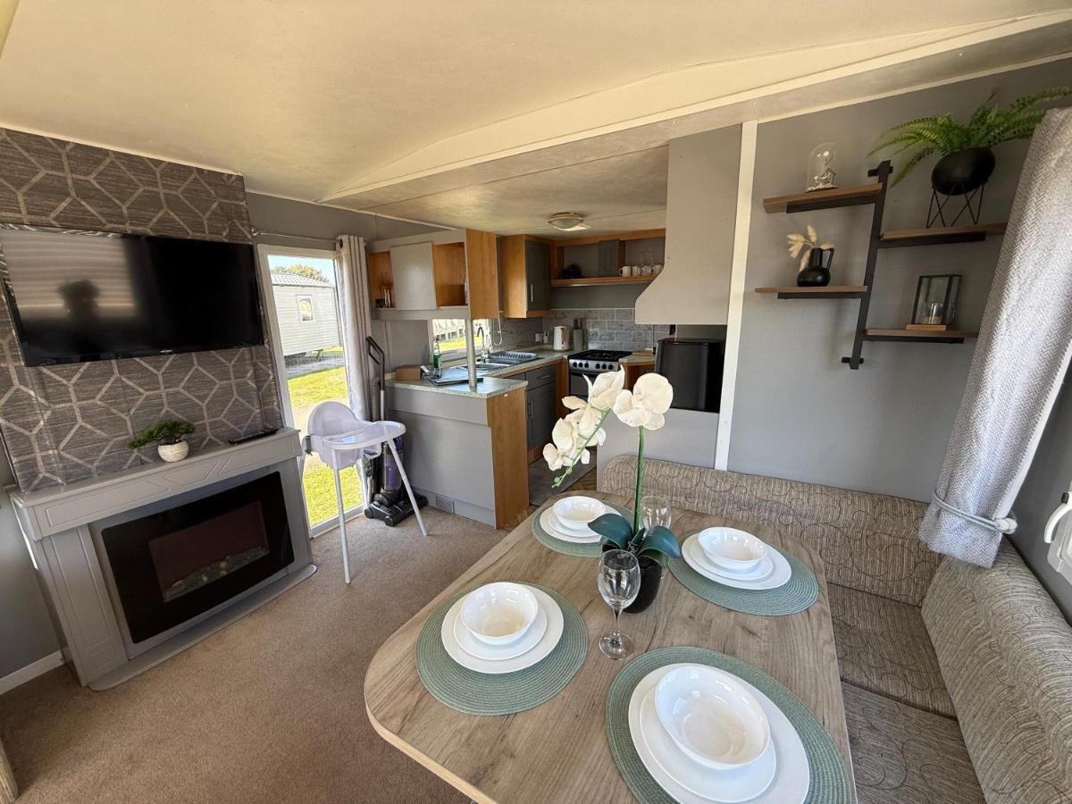Seaview 203 - Ingoldmells, pet friendly, WiFi, bed linen and close Fantasy Island - Meadow Lakes Caravan & Lodge Hire - Chambres d'hôtes Ingoldmells