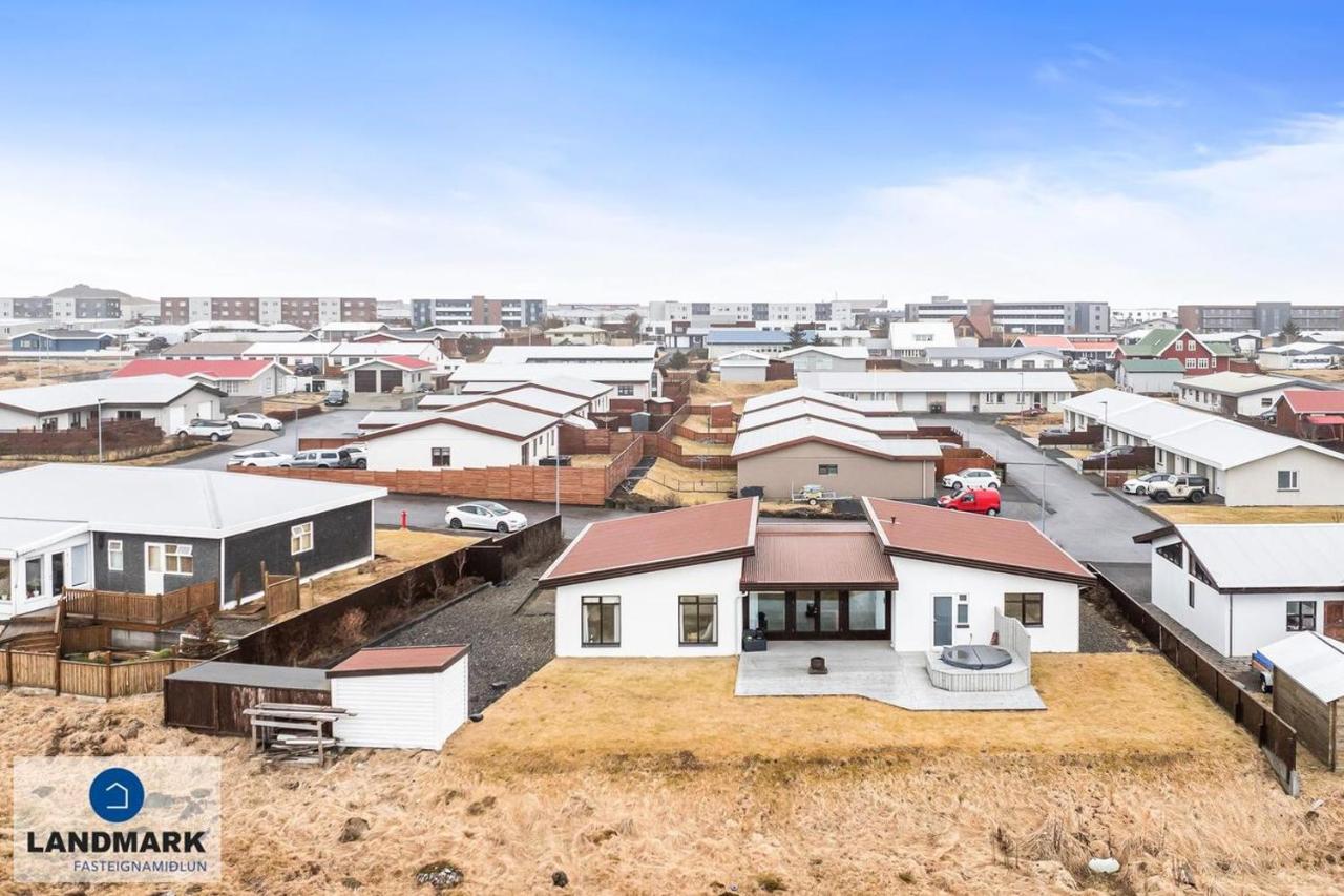 Peaceful Villa with Ocean View - Entire Home -Near KEF Airport - B&B Njarðvík