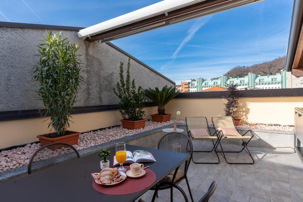 Loft Park & Rail Private Parking included - B&B Como
