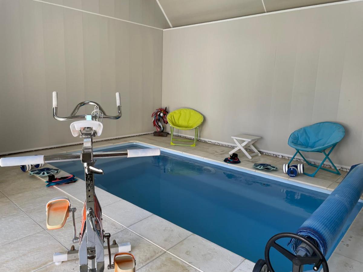 Villa Fontaine avec piscine intérieur chauffée-Maison de campagne Familiale -idéal Vacances ou Séjour Professionnel -3 chambres-Bureau séparé -Lit Bébé - Parking Facile & Gratuit - Chambres d'hôtes Fontaine-la-Gaillarde