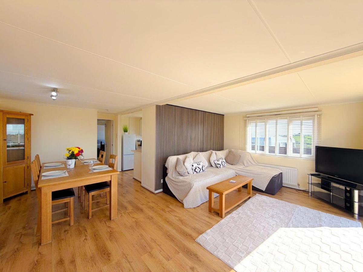 Monkstone Lodge - 3 Bedroom Lodge - New Hedges - B&B Tenby