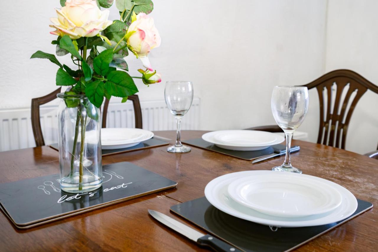 Bridgend 4BR House on Morfa St with Parking - B&B Bridgend