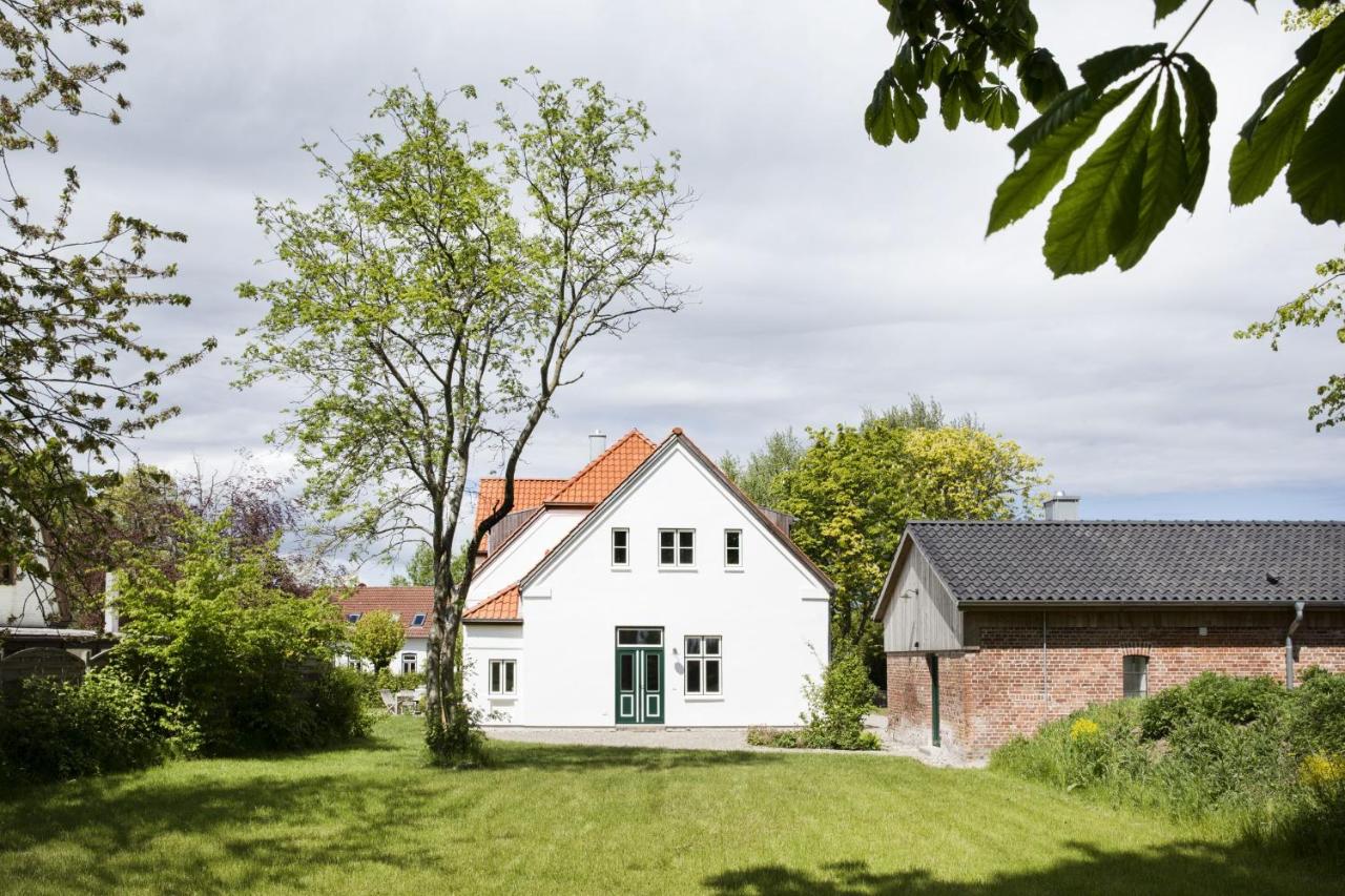 Großzügiges Landhaus in Ostseenähe mit großem Garten, Ofen und Sauna für 12 Personen - Chambres d'hôtes Pommerby