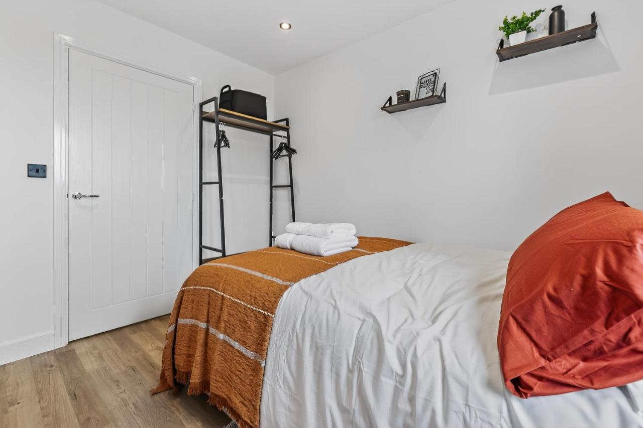 MODERN & STYLISH Bedford Apartment, SLEEPS 5, 2 FREE PARKING, QUIET LOCATION, 2 BED 2 BATH, 4 Separate Beds & Near M1 - Chambres d'hôtes Bedford