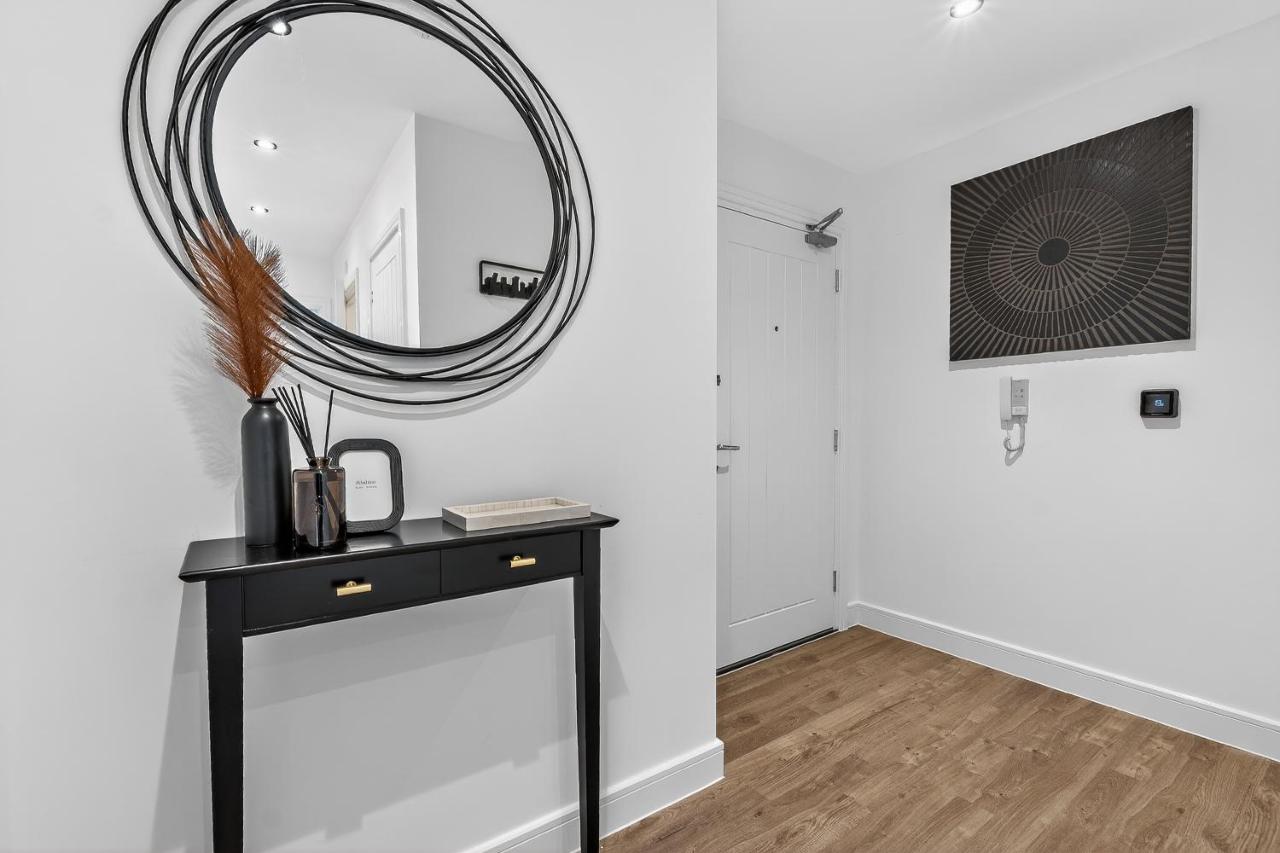 MODERN & STYLISH Bedford Apartment, SLEEPS 5, 2 FREE PARKING, QUIET LOCATION, 2 BED 2 BATH, 4 Separate Beds & Near M1 - Chambres d'hôtes Bedford