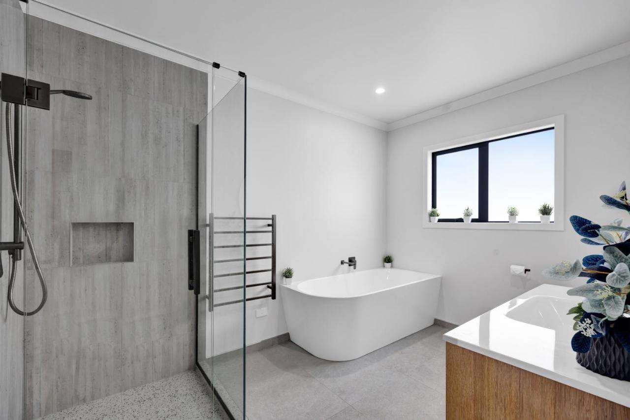 Modern private room with shared cozy living - B&B Hawera