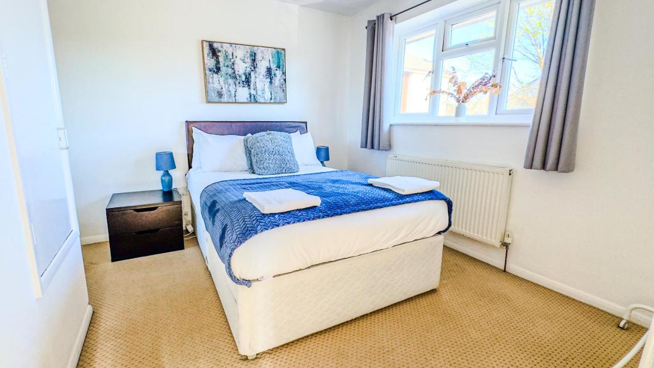 2BR Pet Friendly House near Cardiff Bay City Centre and Stadium with 2 Parking Spaces and Garden - Chambres d'hôtes Cardiff