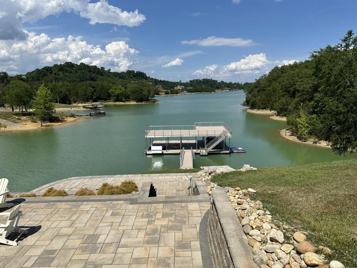Peaceful Cabin on Lake Outdoor kitchen 3 Patios Firepit 2 Story Dock - Bed and Breakfast Sevierville