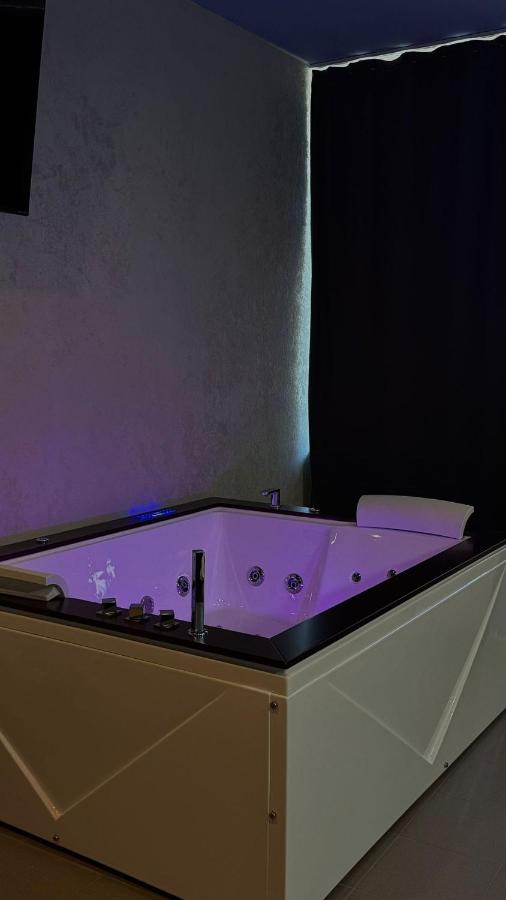 Black Pearl Jacuzzi Apartament - Chambres d'hôtes Sopot