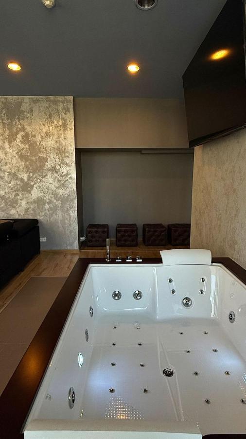 Black Pearl Jacuzzi Apartament - Chambres d'hôtes Sopot