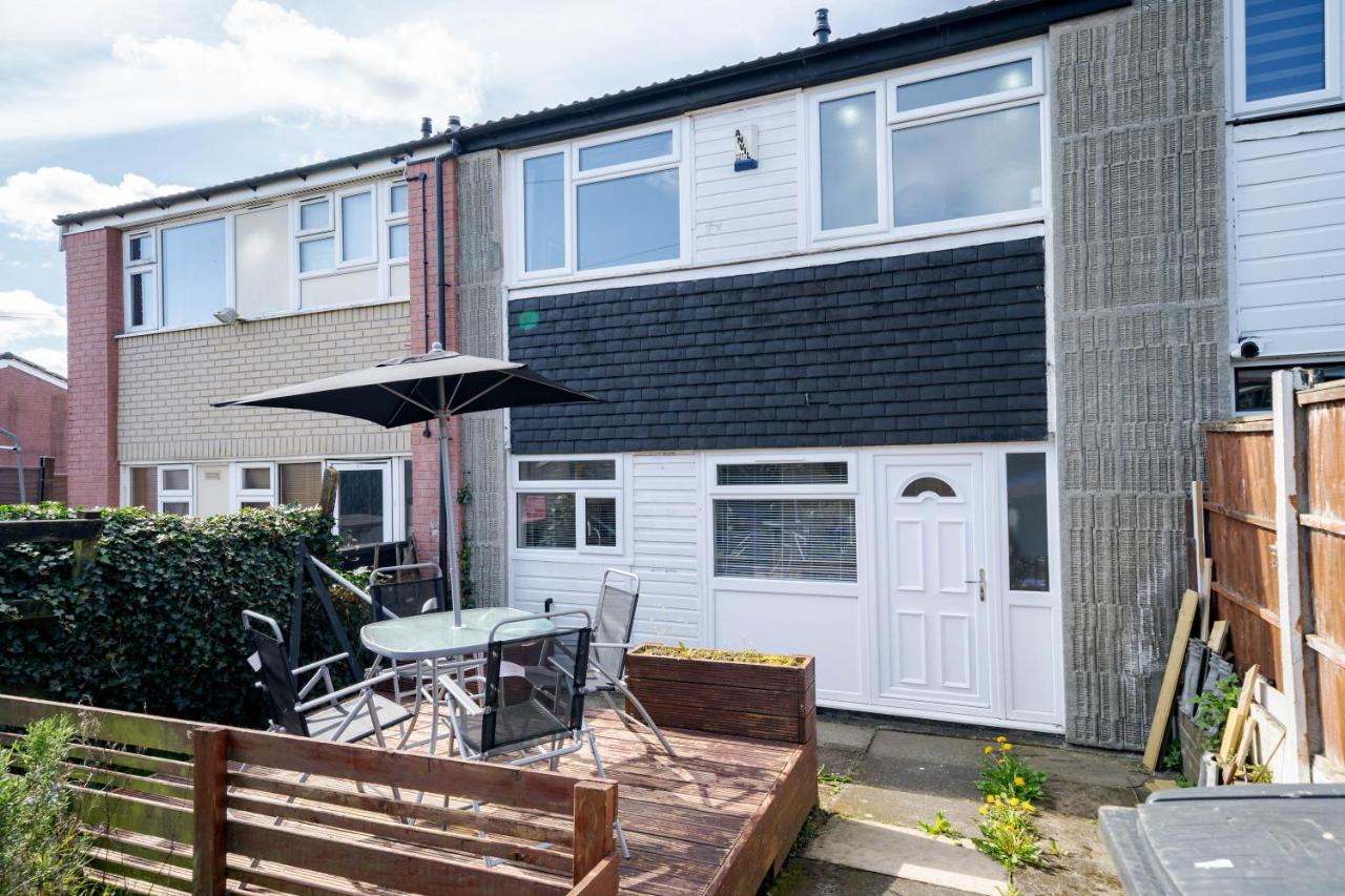 Spacious 3 Bedroom House in Ashton-under-Lyne by Eason Stays with Free Parking and Courtyard View - Chambres d'hôtes Stalybridge
