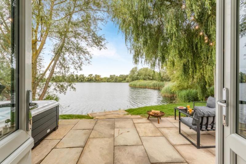 5 Chestnut Bay Lakeside Hideaway - Chambres d'hôtes Baston