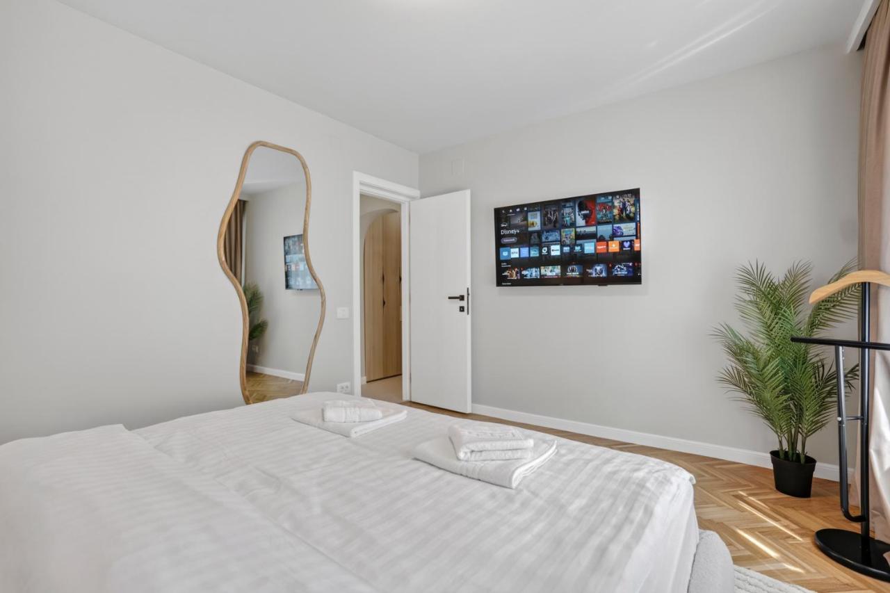 Modern Luxury Apartment & Close to Old Town - Ferienwohnung Bukarest