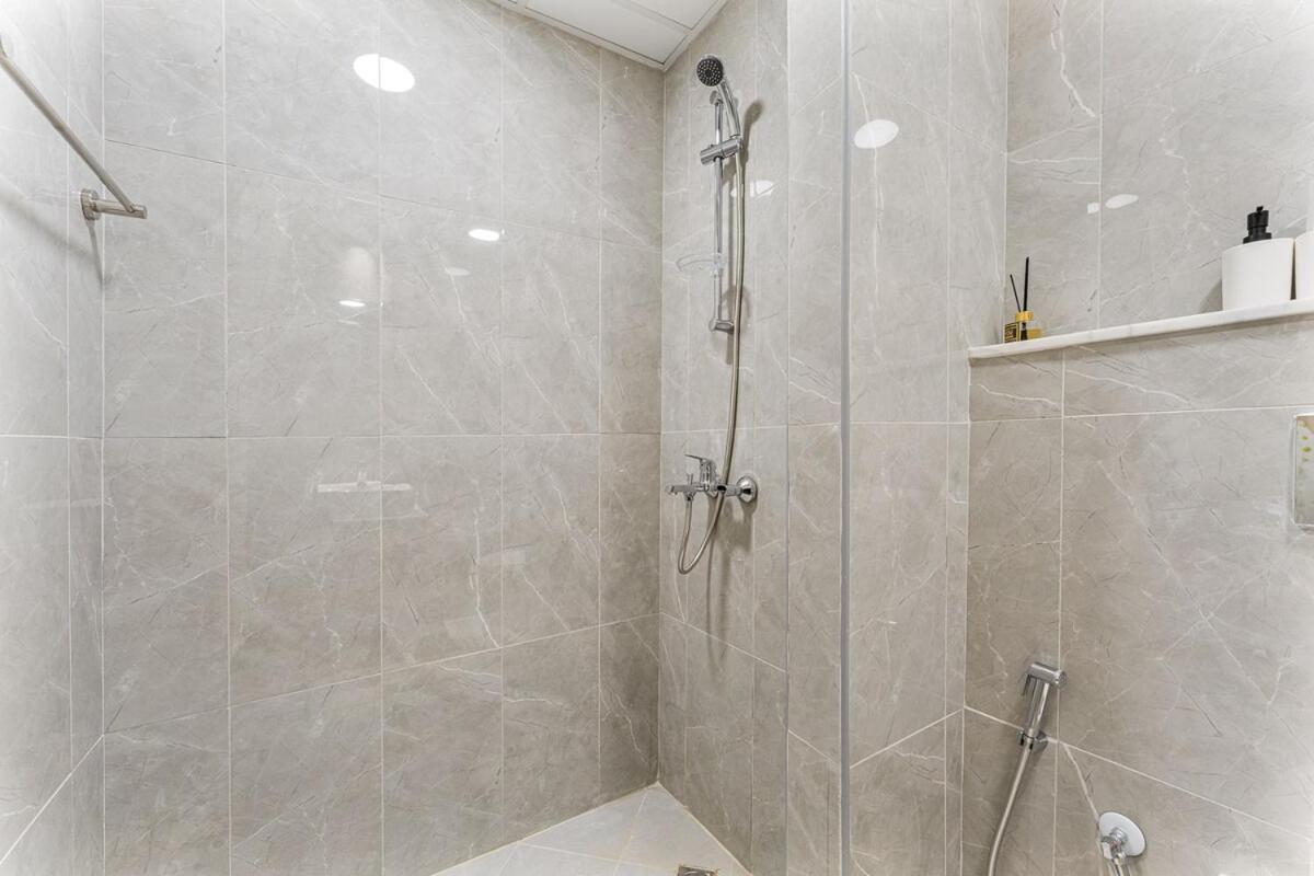Mira Holiday Homes Modern 2 Bedroom Apartment at RR Residence - Chambres d'hôtes Dubaï