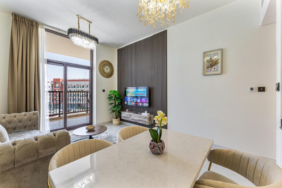 Mira Holiday Homes Modern 2 Bedroom Apartment at RR Residence - Chambres d'hôtes Dubaï