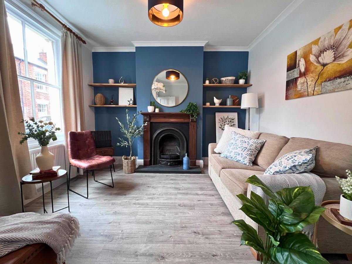 Basement Game Room & Workspace Two Spacious Bedrooms Close to Train Station - B&B Warwick
