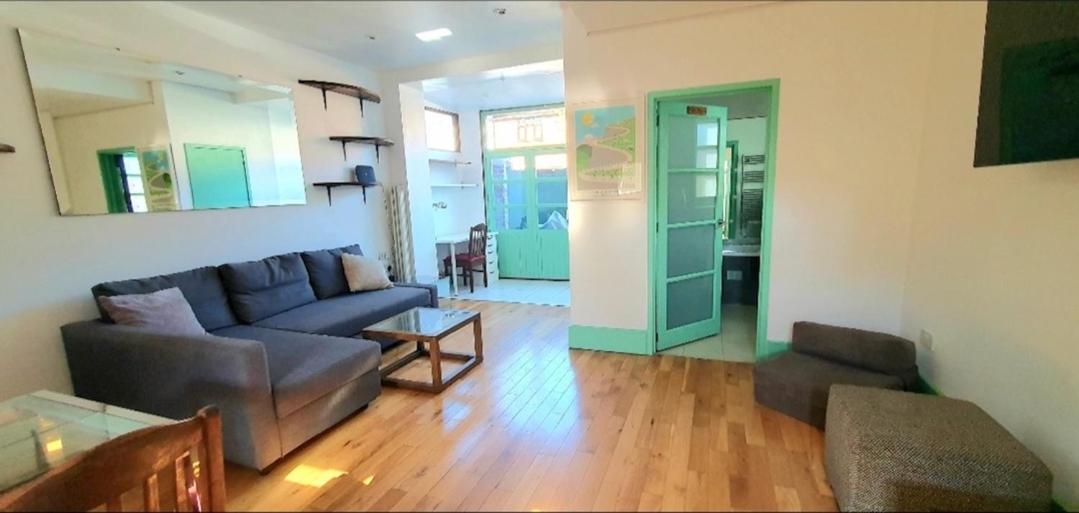 Spacious Sunny House with Roof Terrace - London E5 - B&B London